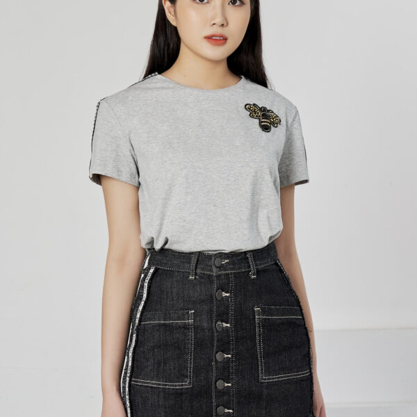 Áo thun nữ đuôi tôm gắn sticker