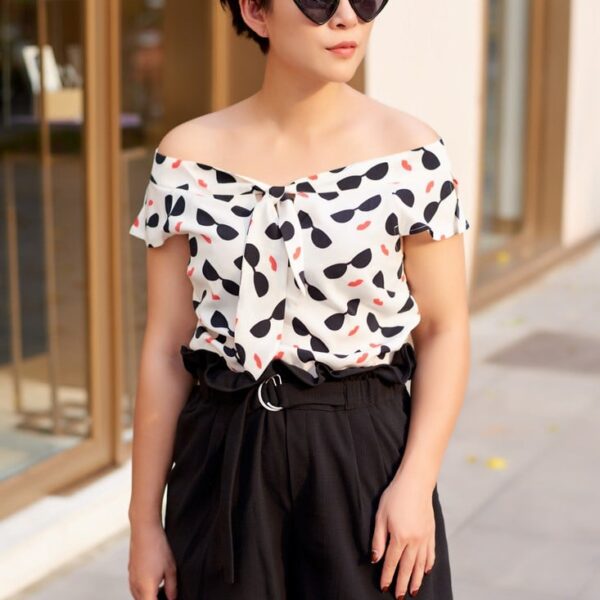 Áo kiểu nữ trễ vai hoạ tiết mắt kính