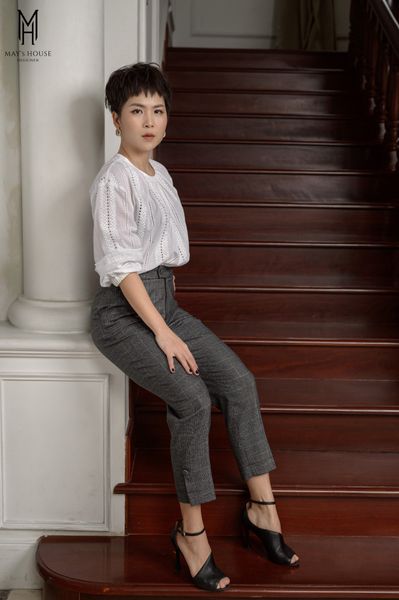 Quần ôm kẻ caro xẻ gấu